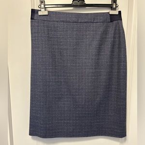 BNWT-Boss-HugoBoss skirt.Blue/grey pattern skirt.Lined size10.Zipper in the back